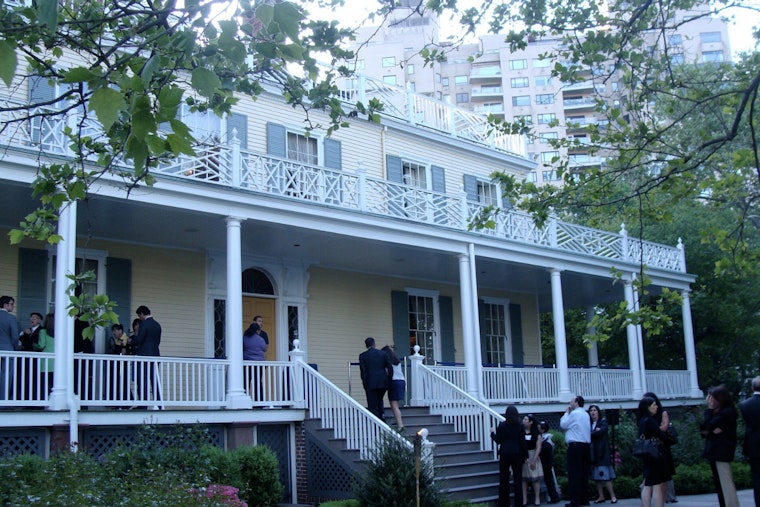 Gracie Mansion Keffiyeh Clash Puts Mamdani Video In Hot Seat