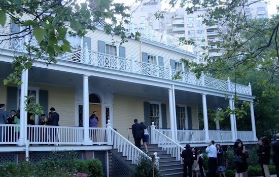 Gracie Mansion Keffiyeh Clash Puts Mamdani Video In Hot Seat