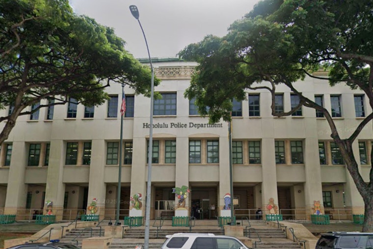Gunfire Erupts Outside Kahaluu Landmark as Cops Hunt Suspect Shooter