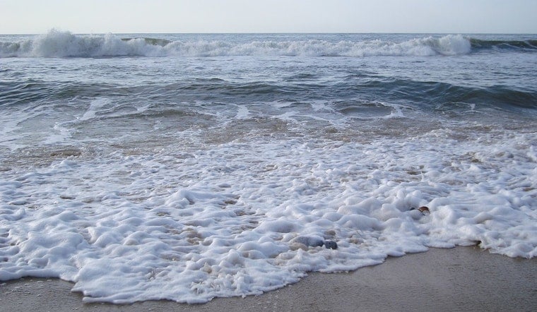 Lake Michigan Roars As 6-Foot Waves Take Aim At Milwaukee Tonight