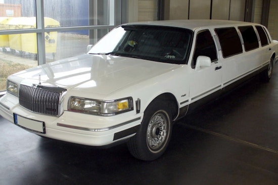 New York's Stretch Limos Face 10-Year Drop-Dead Date