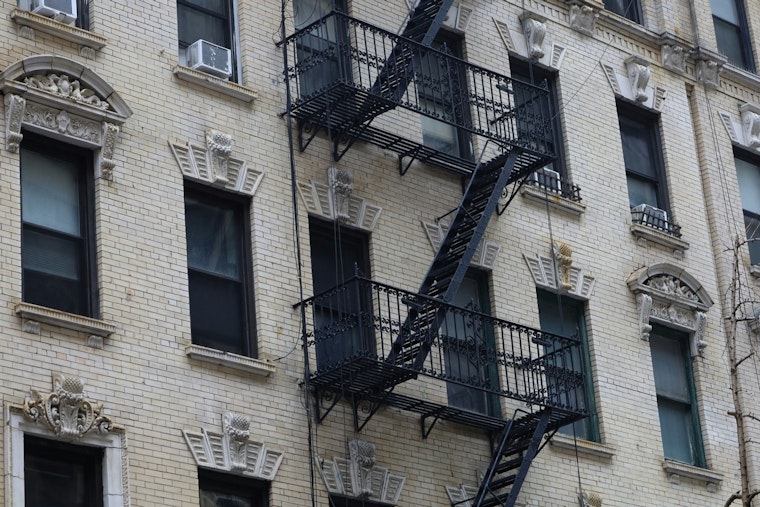 NYC Renters Hijack Peak Power With Plug-In AC Batteries