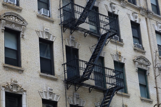 NYC Renters Hijack Peak Power With Plug-In AC Batteries