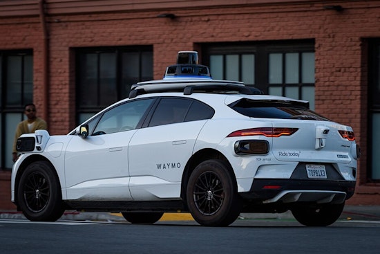 Waymo Robotaxi Blows Red Light on Irving Boulevard as Dallas Drivers Scramble