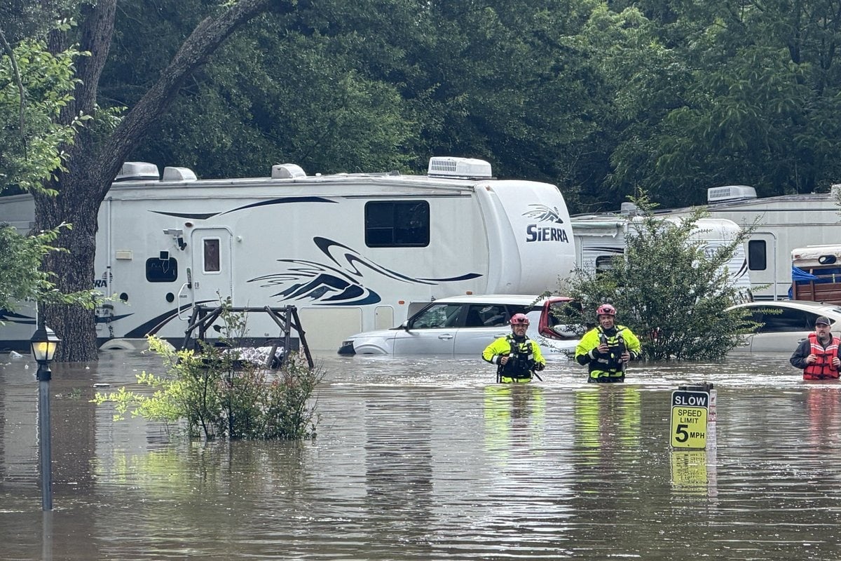 Flooded Lamar County Sees Abbott's Elite Rescue Squad Roll In