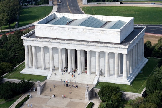 Huge Screen Crashes Down at Lincoln Memorial, Out-of-Town Cops Rush In