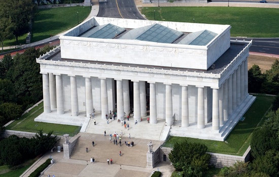 Huge Screen Crashes Down at Lincoln Memorial, Out-of-Town Cops Rush In