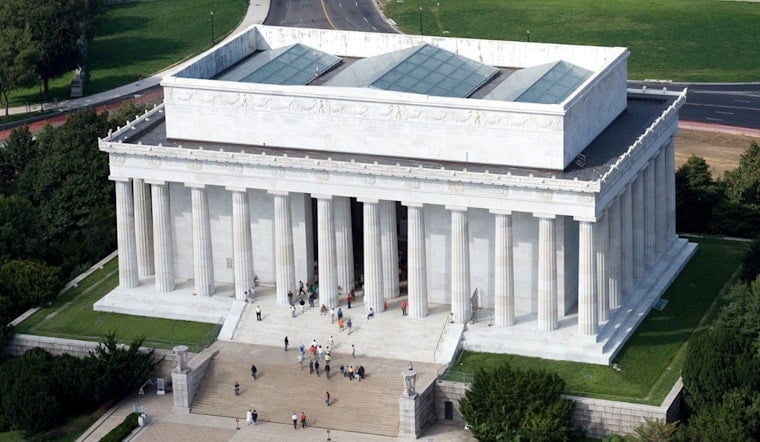 Huge Screen Crashes Down at Lincoln Memorial, Out-of-Town Cops Rush In
