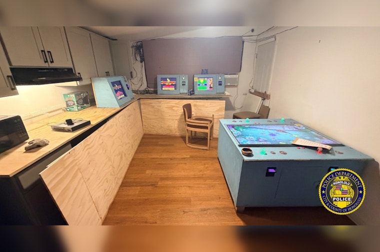 Honolulu Cops Clean Out Waimakua Place Gambling Den, Haul Cash, Drugs and 18 Machines