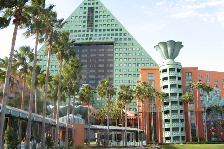 Kitchen Fire Triggers Smoky Scare At Disney’s Dolphin, Guests Briefly Evacuated
