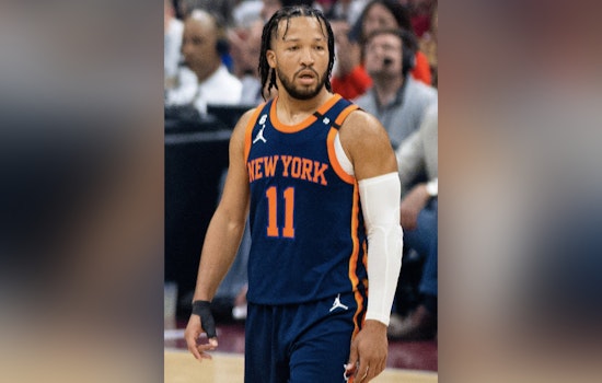 Knicks Fans Gasp As Jalen Brunson Limps Off, Then Returns In Finals Game 1