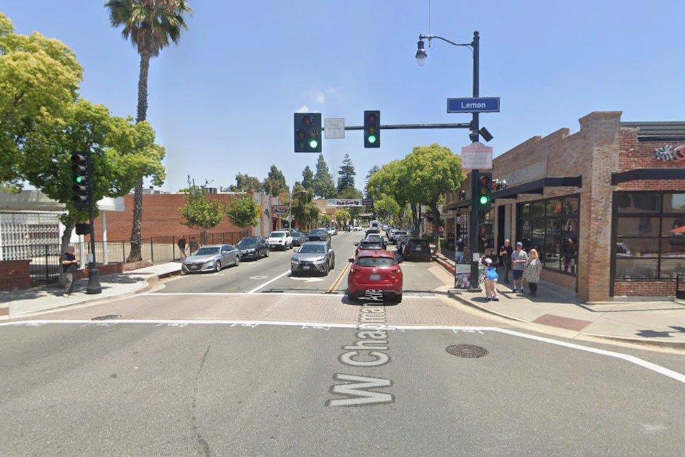 LA Smashburger Darling The Win~Dow Plots Old Towne Orange Invasion