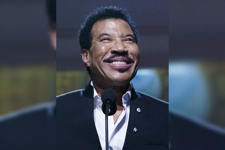 Lionel Richie Stuns St. Paul Crowd, Walks Off Mid-Song After Health Scare