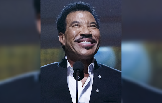 Lionel Richie Stuns St. Paul Crowd, Walks Off Mid-Song After Health Scare