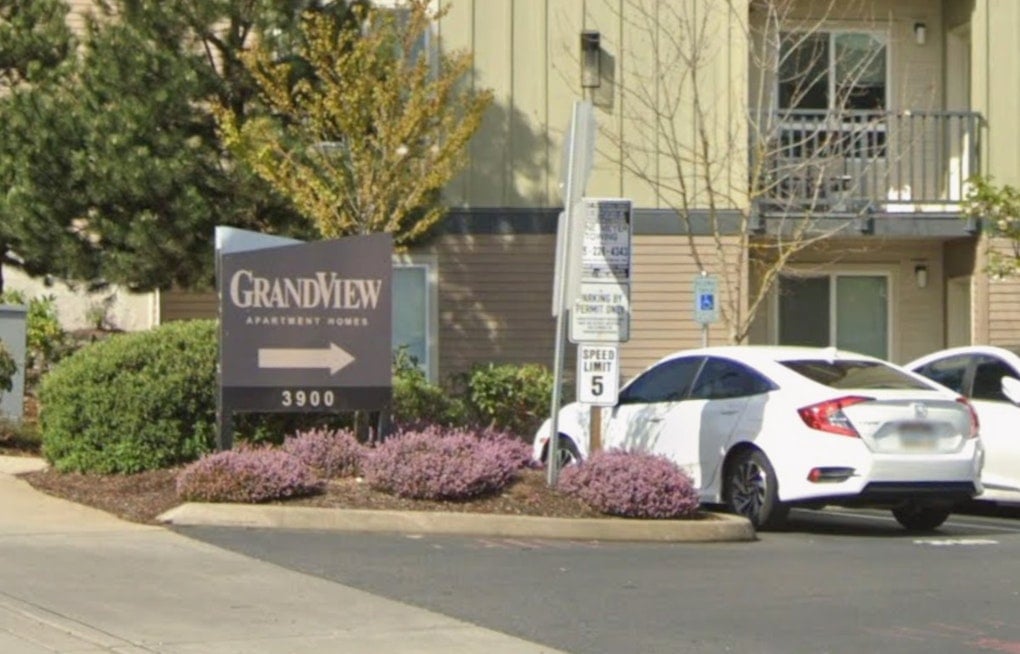 Late-Night Stabbing Turns Kent's Grandview Apartments Into Crime Scene