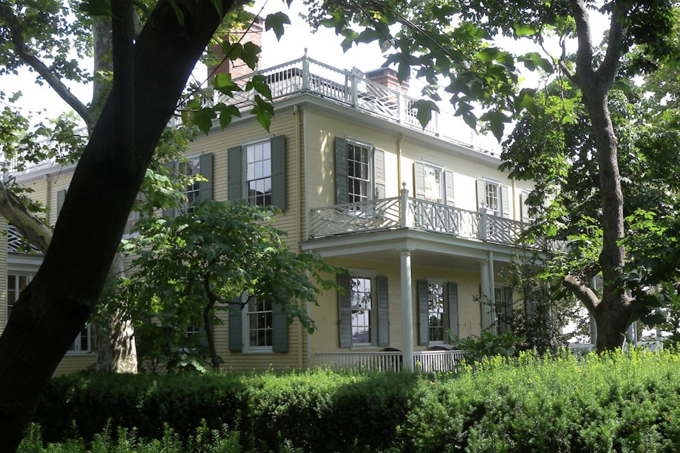 Mysterious East River Body Found Steps From Gracie Mansion