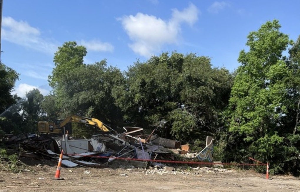 DeGaulle Manor Finally Comes Down As Algiers Neighbors Get Their Payback