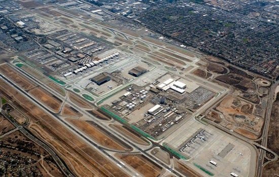 Pilot Reports Possible Skydiver Near LAX