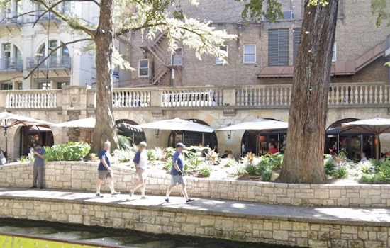 River Walk Tourists Pack Parkas For New Alamo IceBar Chill Zone
