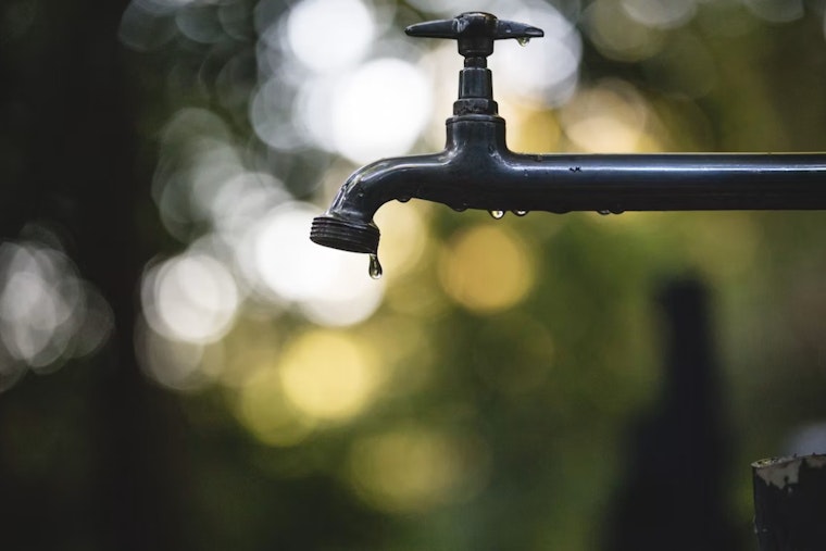 Sierra Blanca Scrambles as Water Woes Force Town to Line Up at Park