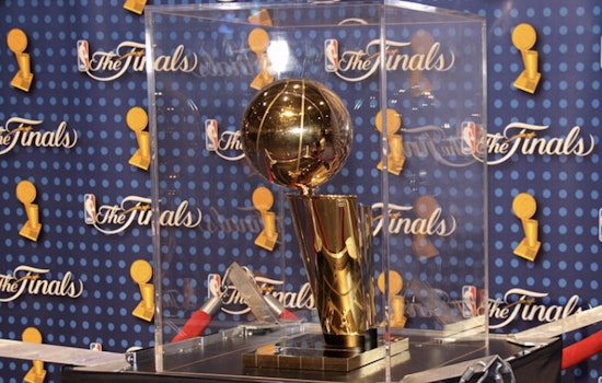 Spurs, Knicks Go Supersized With Trophy At Center Court