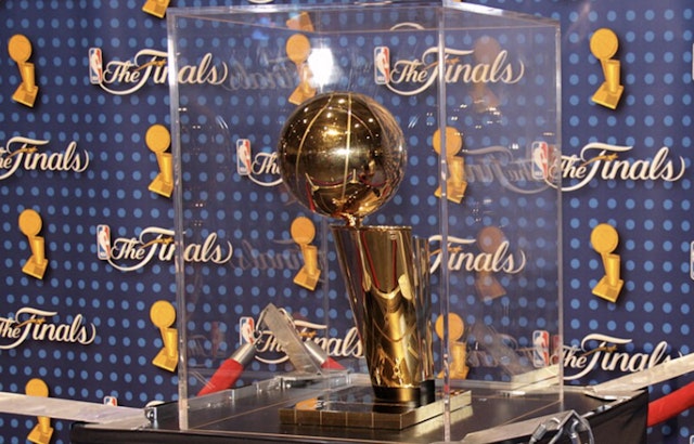 Spurs, Knicks Go Supersized With Trophy At Center Court