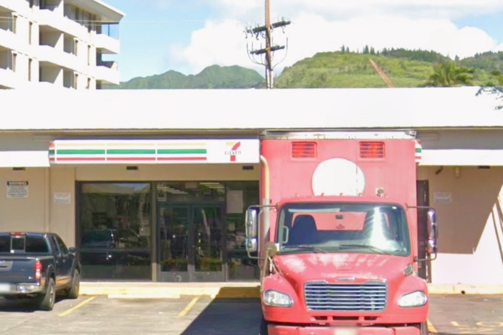 Teen Rider Left Critically Hurt In Moiliili Hit-And-Run Outside 7-Eleven
