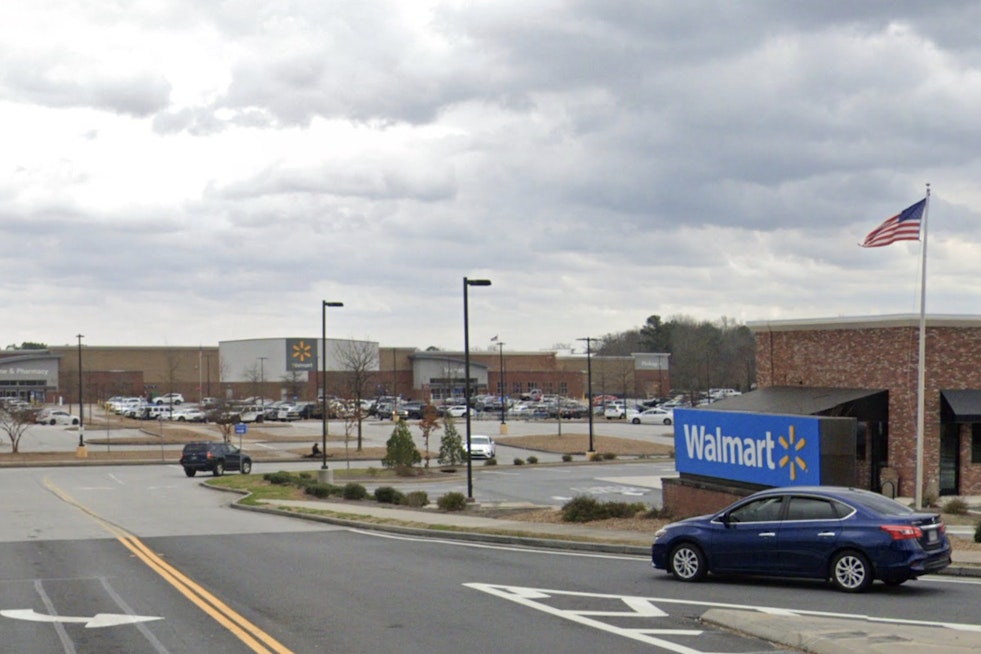 Van Of Death Sat For Days Outside Cumming Walmart Before Teen Worker Dialed 911