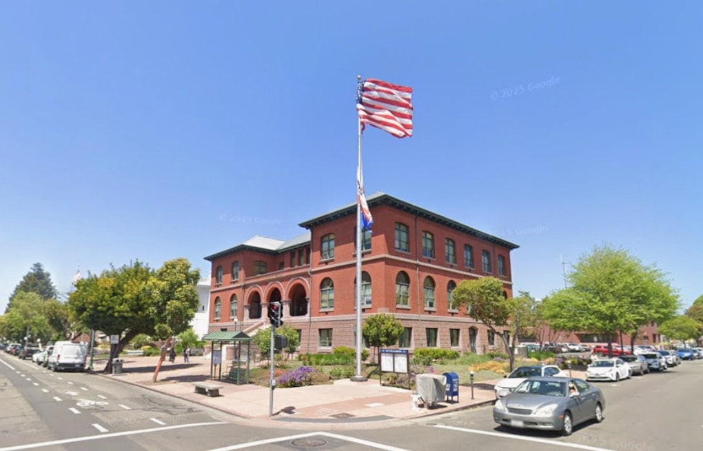 Airbnb Showdown: Alameda Planners Weigh Crackdown On Short Stays