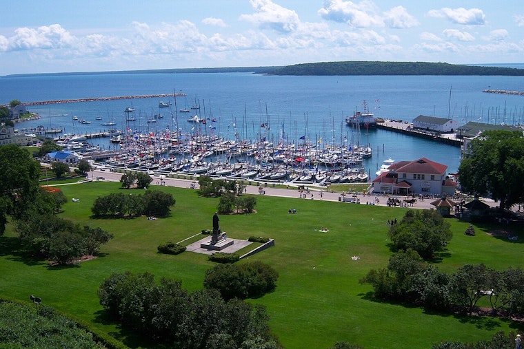 Chicago's Sail Armada Charges North In Mackinac Showdown