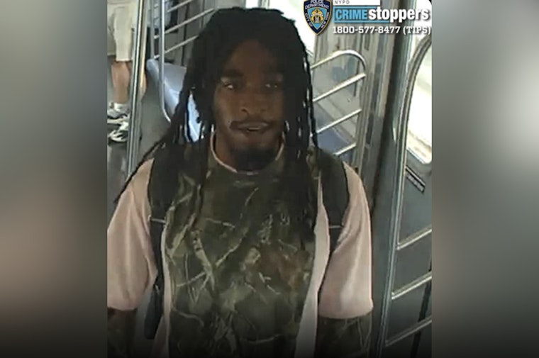 Cops Hunt Suspect In Queens 7 Train Pocketknife Assault
