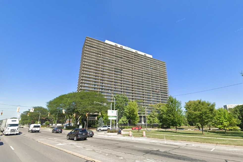Detroit Riverfront High-Rise Offloaded On The Cheap As Tenants Brace For Next Act