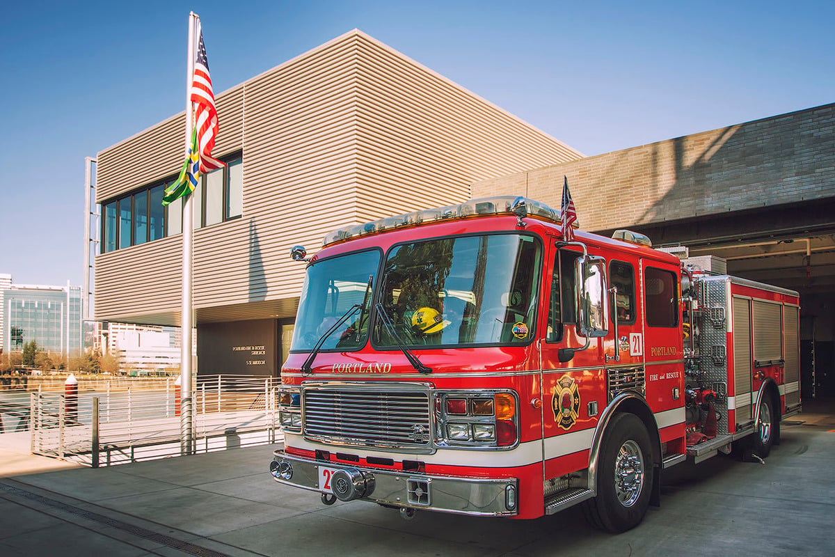 Engine 14 Responds to Structure Fire in NE Portland