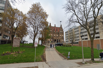 Glencoe’s Pabst Mansion Fetches $17.5 Million, Leaves Chicago Market in the Dust