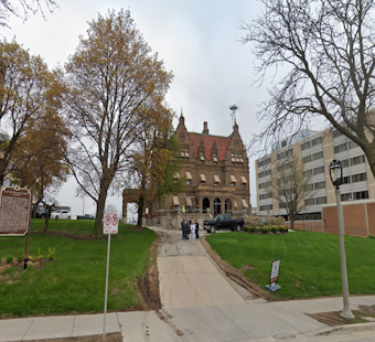 Glencoe’s Pabst Mansion Fetches $17.5 Million, Leaves Chicago Market in the Dust