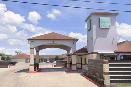 Gun Deal At Houston Motel Explodes In Gunfire, Robber Speeds Off With Cash And Pistol