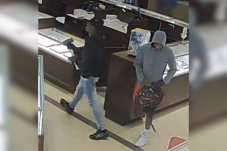 Hammer-Wielding Pair Wrecks Helzberg Cases At Great Lakes Crossing Mall