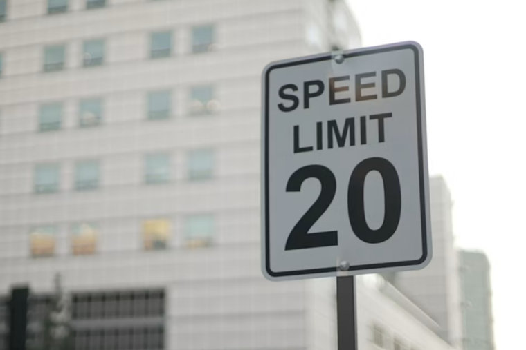 Honolulu’s 20-MPH School Law Stuck Behind Old 25-MPH Signs