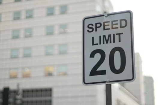 Honolulu’s 20-MPH School Law Stuck Behind Old 25-MPH Signs
