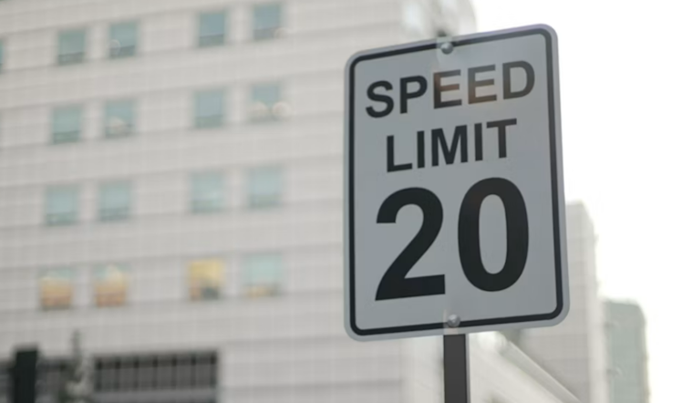 Honolulu’s 20-MPH School Law Stuck Behind Old 25-MPH Signs