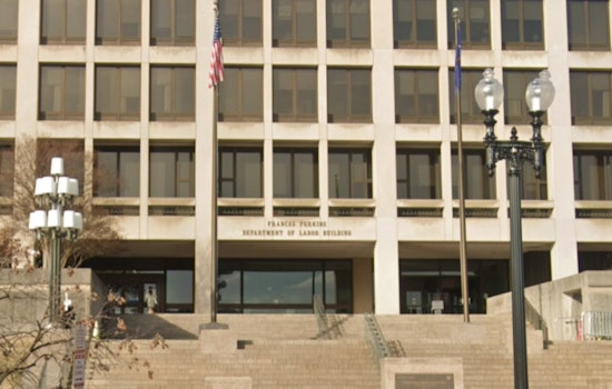 Jobless Claims Slip to 215,000 as Bosses Hang On to Workers