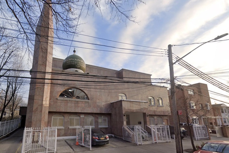 Queens Worshippers Tackle Masked Man Who Brandished BB Pistol At Flushing Mosque