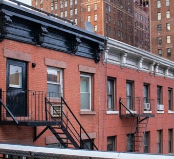 Six-Figure Rents Turn Manhattan's Priciest Pads Into a Bidding Brawl