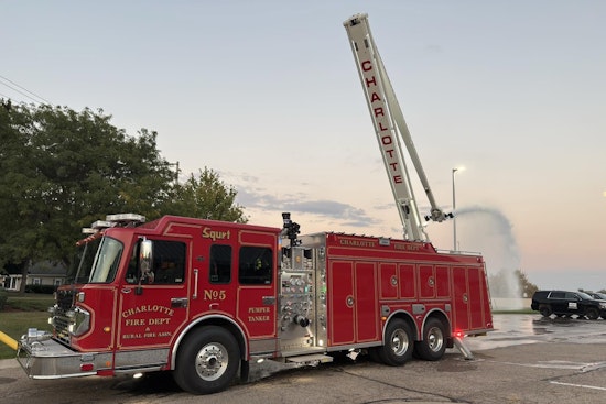 South Charlotte Block Choked With Smoke as Engine 39 Races In