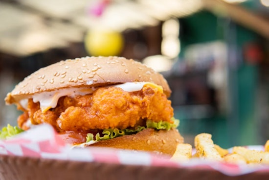 Texas Hot-Chicken Chain Plots Phoenix Takeover, Wants Local Bosses