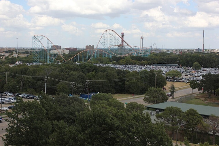 Texas Thrill Ride Turns Standstill: Six Flags' New Mega Coaster Stalls Midair