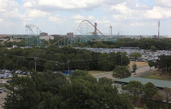 Texas Thrill Ride Turns Standstill: Six Flags' New Mega Coaster Stalls Midair