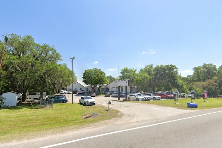 Under Lithia’s Live Oaks, White Oak Cottage Pours Tea, Cocktails and Décor Finds