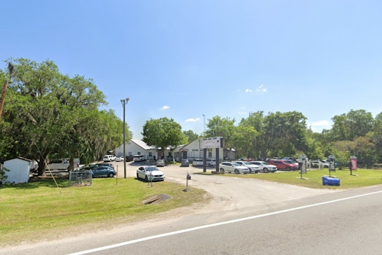 Under Lithia’s Live Oaks, White Oak Cottage Pours Tea, Cocktails and Décor Finds