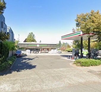 Armed Duo Robs West Seattle 7-Eleven Minutes After Hitting South Park Gas Station